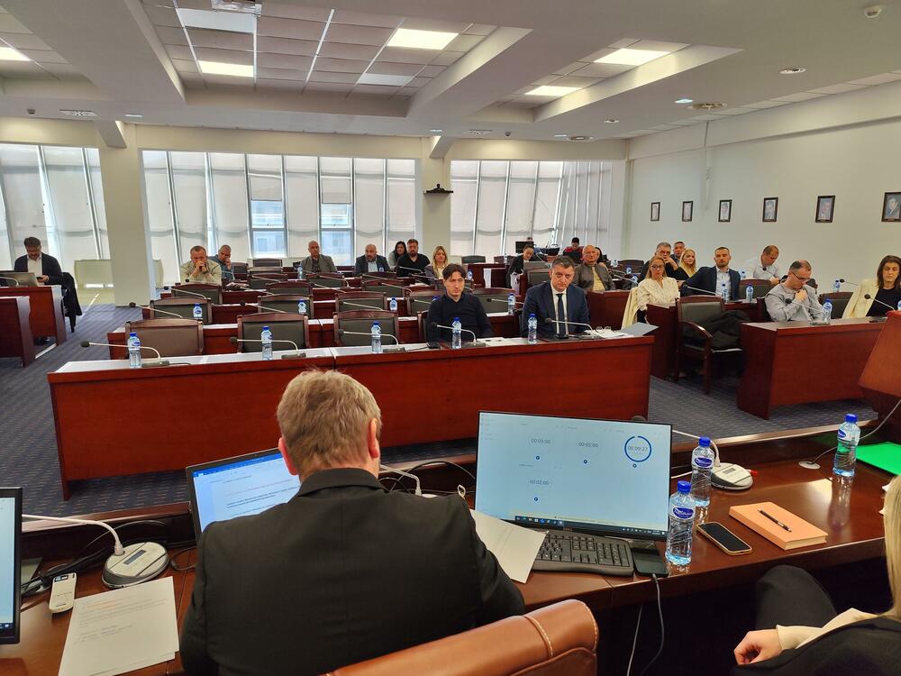 Opozicija sa troje predstavnika vlasti usvojila kritički izvještaj...