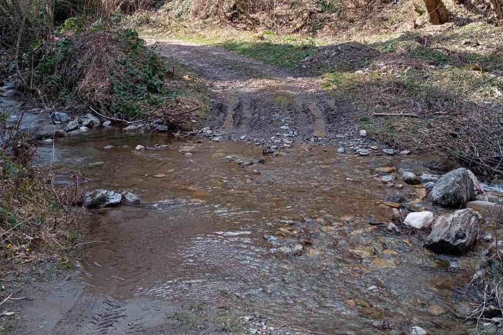 Traže hitnu reakciju: Put u Rakiti, Foto: Privatna arhiva