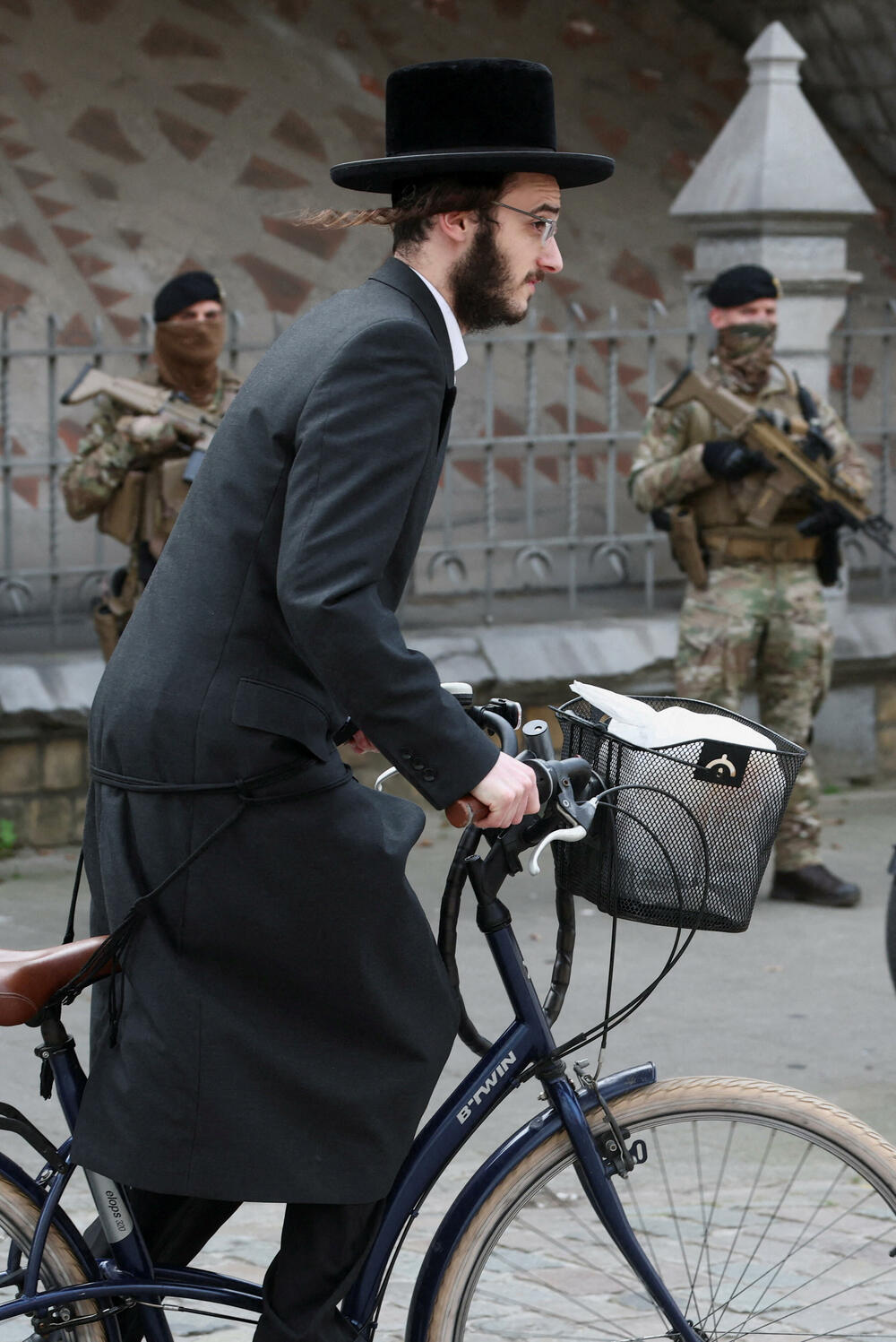 <p>U više evropskih zemalja izbijaju incidenti za koje se smatra da mogu da budu usmereni ka jevrejskim zajednicama u Velikoj Britaniji, Belgiji i Holandiji otkako su Sjedinjene Američke Države i Izrael napale Iran 28. februara, čime je pokrenut talas sukoba širom Bliskog istoka.</p>