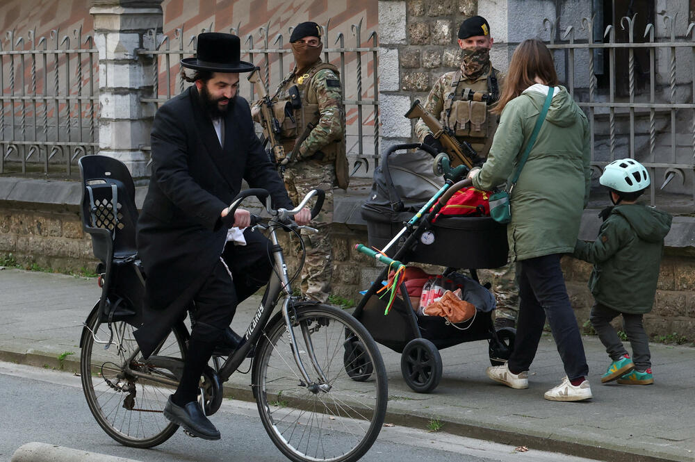 <p>U više evropskih zemalja izbijaju incidenti za koje se smatra da mogu da budu usmereni ka jevrejskim zajednicama u Velikoj Britaniji, Belgiji i Holandiji otkako su Sjedinjene Američke Države i Izrael napale Iran 28. februara, čime je pokrenut talas sukoba širom Bliskog istoka.</p>