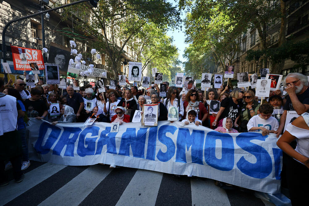 Hiljade ljudi u povorci Buenos Ajresom u znak sjećanja na žrtve...