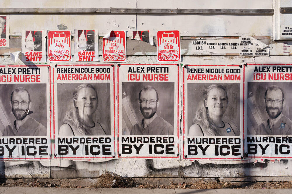 Posteri s likovima Rene Gud i Aleksa Pretija prekrivaju zid zgrade duž East Lake Streeta u Minneapolisu, Minnesota, Foto: Reuters