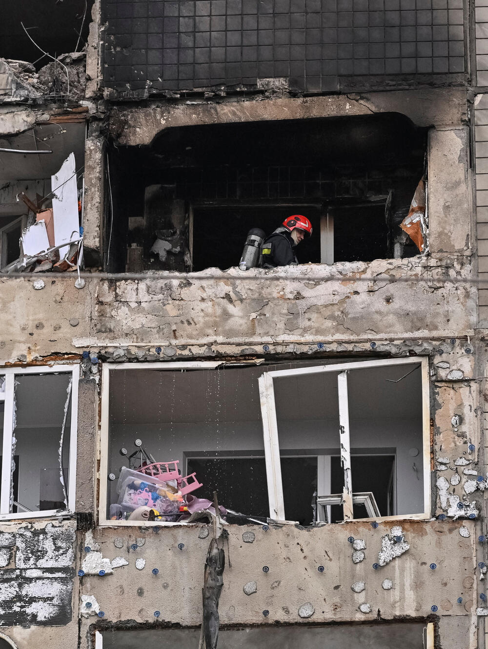 <p>Ukrajinski predsjednik Volodimir Zelenski, obraćajući se u svom noćnom video-obraćanju, rekao je da razmjere napada pokazuju da se na Rusiju mora izvršiti dodatni pritisak</p>