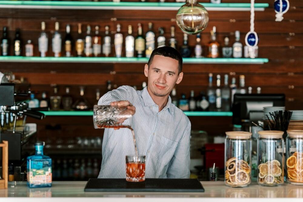 <p><em>Sa dolaskom proljeća, imate savršen razlog da se vratite omiljenim trenucima uz more.</em><a href="https://www.dukleyhotels.com/me/restorani/dukley-seafront-restoran"><em> Dukley Seafront Restaurant</em></a><em> 1. aprila ponovo otvara vrata i započinje novu sezonu, donoseći osvježeni gastronomski pravac koji dodatno učvršćuje njegovu reputaciju jednog od najupečatljivijih restorana na budvanskoj rivijeri.</em></p>