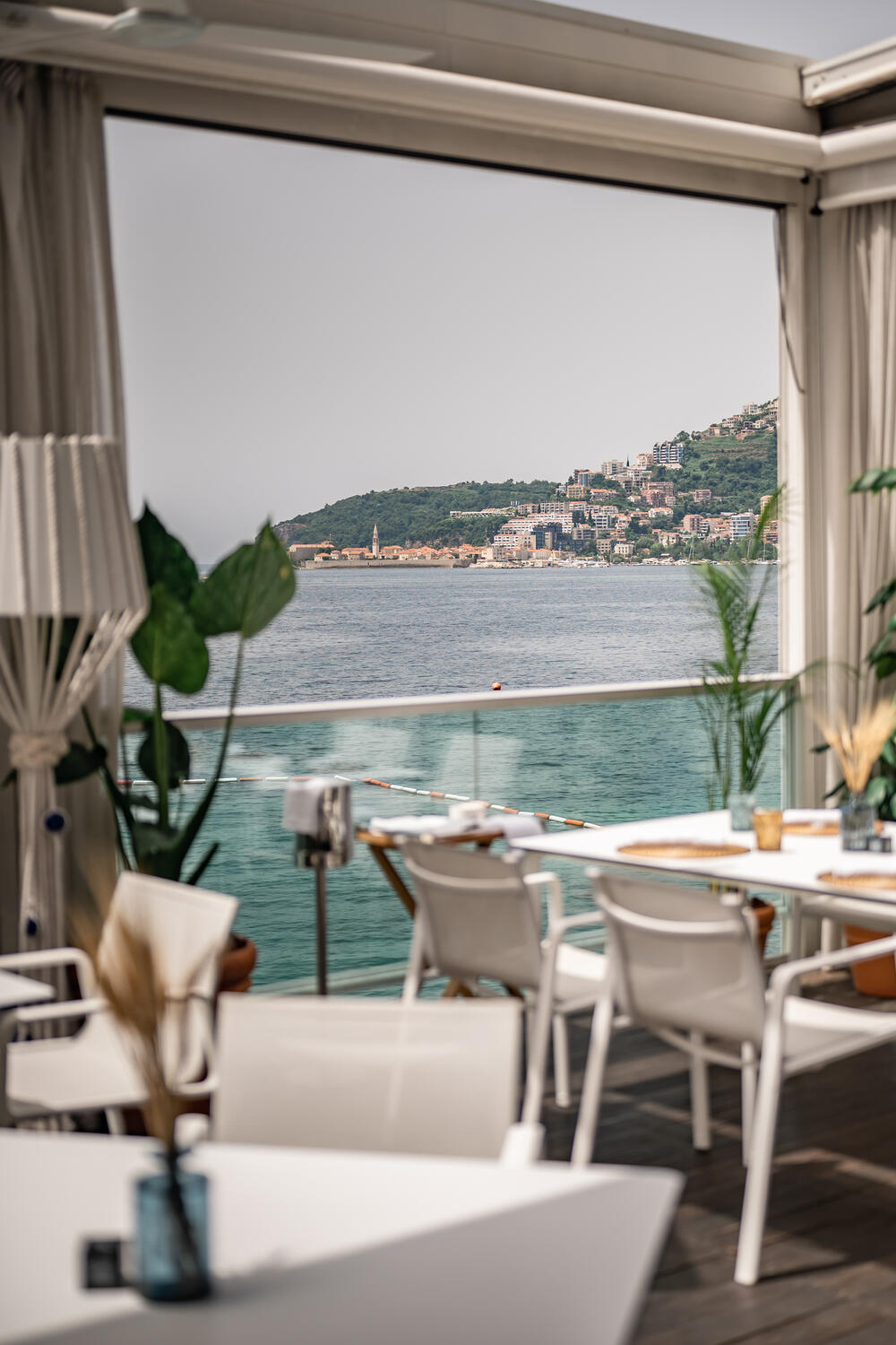 <p><em>Sa dolaskom proljeća, imate savršen razlog da se vratite omiljenim trenucima uz more.</em><a href="https://www.dukleyhotels.com/me/restorani/dukley-seafront-restoran"><em> Dukley Seafront Restaurant</em></a><em> 1. aprila ponovo otvara vrata i započinje novu sezonu, donoseći osvježeni gastronomski pravac koji dodatno učvršćuje njegovu reputaciju jednog od najupečatljivijih restorana na budvanskoj rivijeri.</em></p>