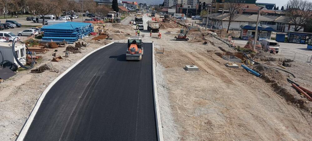 Prvi metri asfalta na budućem Bulevaru Vojislavljevića u Podgorici