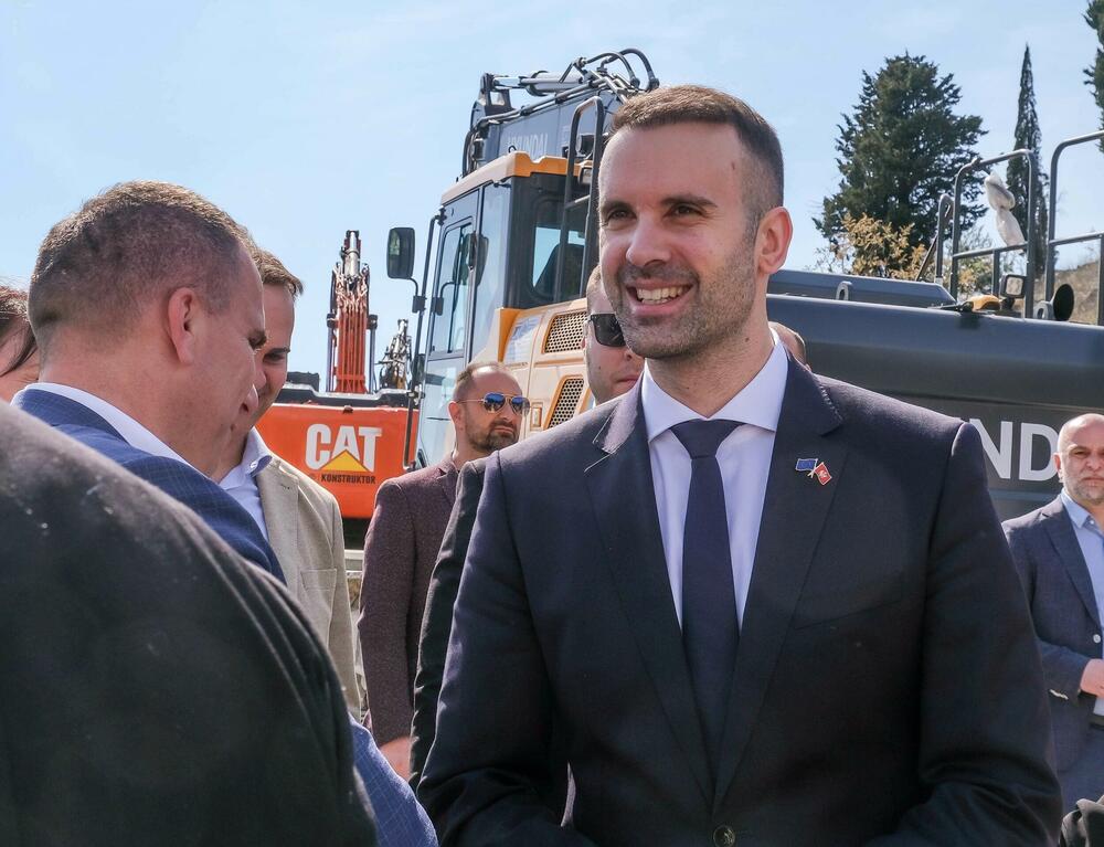 <p>Spajić i Radunović, koji su prva useljenja najavljivali za sredinu ove godine, danas nisu precizirali rokove završetka prve faze.</p>  <p>Direktor "Vodovoda" kazao da su formirali radni tim koji priprema strategiju vodosnabdijevanja i odvođenja otpadnih voda, kako ne bi bilo ugroženo vodosnabdijevanje grada</p>