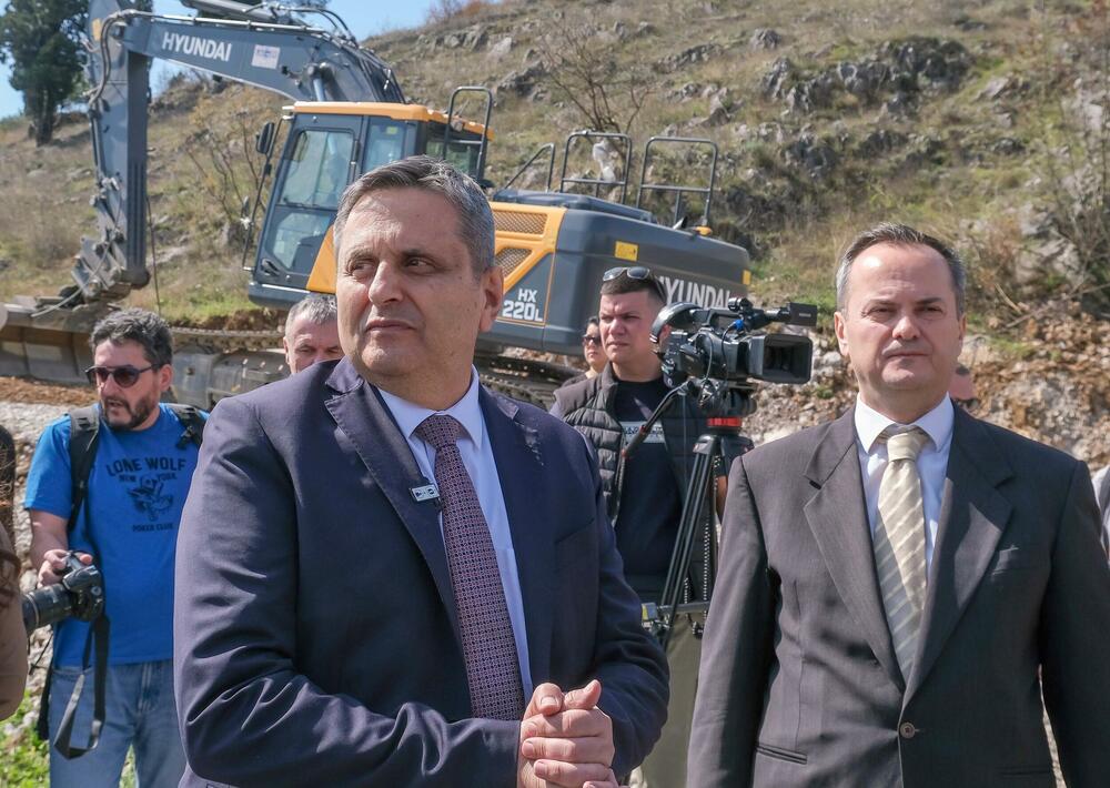 <p>Spajić i Radunović, koji su prva useljenja najavljivali za sredinu ove godine, danas nisu precizirali rokove završetka prve faze.</p>  <p>Direktor "Vodovoda" kazao da su formirali radni tim koji priprema strategiju vodosnabdijevanja i odvođenja otpadnih voda, kako ne bi bilo ugroženo vodosnabdijevanje grada</p>