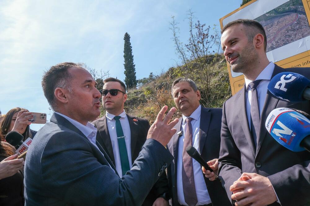 <p>Spajić i Radunović, koji su prva useljenja najavljivali za sredinu ove godine, danas nisu precizirali rokove završetka prve faze.</p>  <p>Direktor "Vodovoda" kazao da su formirali radni tim koji priprema strategiju vodosnabdijevanja i odvođenja otpadnih voda, kako ne bi bilo ugroženo vodosnabdijevanje grada</p>