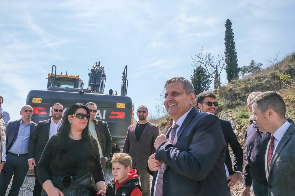 <p>Spajić i Radunović, koji su prva useljenja najavljivali za sredinu ove godine, danas nisu precizirali rokove završetka prve faze.</p>  <p>Direktor "Vodovoda" kazao da su formirali radni tim koji priprema strategiju vodosnabdijevanja i odvođenja otpadnih voda, kako ne bi bilo ugroženo vodosnabdijevanje grada</p>