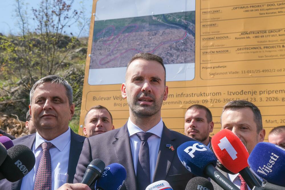 <p>Spajić i Radunović, koji su prva useljenja najavljivali za sredinu ove godine, danas nisu precizirali rokove završetka prve faze.</p>  <p>Direktor "Vodovoda" kazao da su formirali radni tim koji priprema strategiju vodosnabdijevanja i odvođenja otpadnih voda, kako ne bi bilo ugroženo vodosnabdijevanje grada</p>