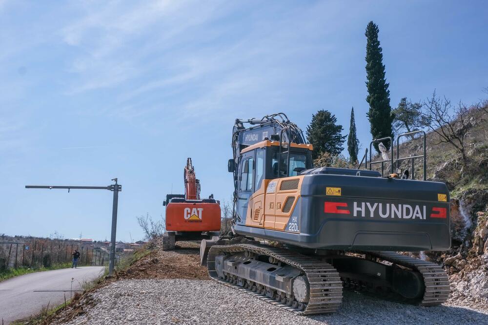 <p>Spajić i Radunović, koji su prva useljenja najavljivali za sredinu ove godine, danas nisu precizirali rokove završetka prve faze.</p>  <p>Direktor "Vodovoda" kazao da su formirali radni tim koji priprema strategiju vodosnabdijevanja i odvođenja otpadnih voda, kako ne bi bilo ugroženo vodosnabdijevanje grada</p>