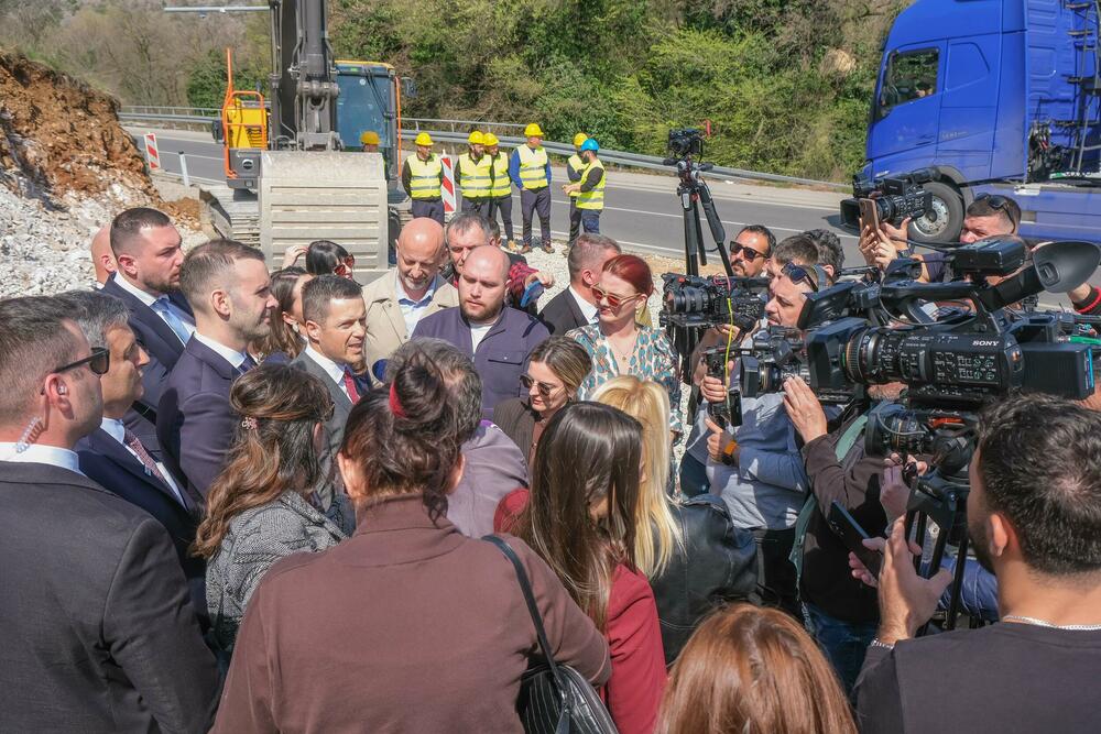 <p>Spajić i Radunović, koji su prva useljenja najavljivali za sredinu ove godine, danas nisu precizirali rokove završetka prve faze.</p>  <p>Direktor "Vodovoda" kazao da su formirali radni tim koji priprema strategiju vodosnabdijevanja i odvođenja otpadnih voda, kako ne bi bilo ugroženo vodosnabdijevanje grada</p>