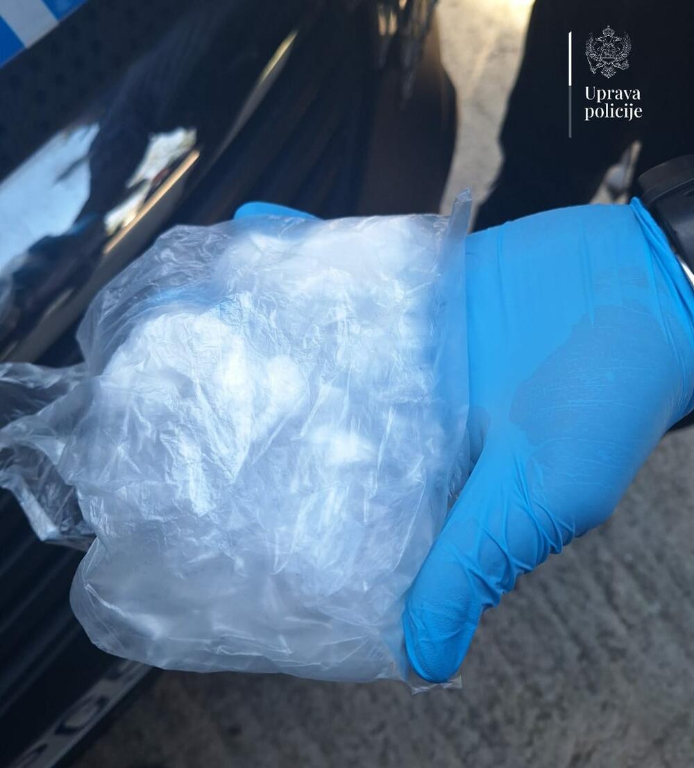 <p>U saopštenju Uprave policije se navodi da je M.P. uhapšen zbog sumnje da je počinio krivično djelo neovlašćena proizvodnja, držanje i stavljanje u promet opojnih droga</p>