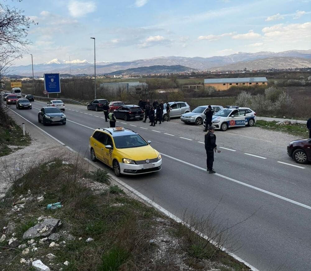 <p>"Policija će, ukoliko bude pokušaja narušavanja javnog reda i mira, preduzimati i represivne mjere i radnje radi sprječavanja izazivanja incidenata, izazvanja nereda ili vršenja krivičnih djela", zaključuje se u saopštenju Uprave policije (UP)</p>