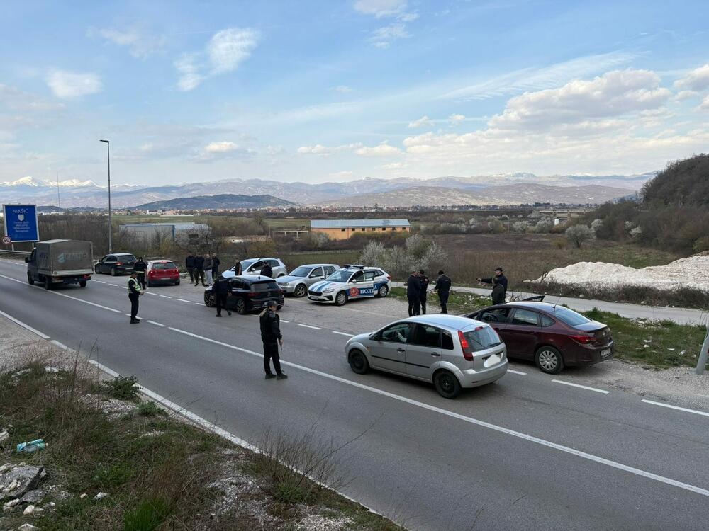 <p>"Policija će, ukoliko bude pokušaja narušavanja javnog reda i mira, preduzimati i represivne mjere i radnje radi sprječavanja izazivanja incidenata, izazvanja nereda ili vršenja krivičnih djela", zaključuje se u saopštenju Uprave policije (UP)</p>