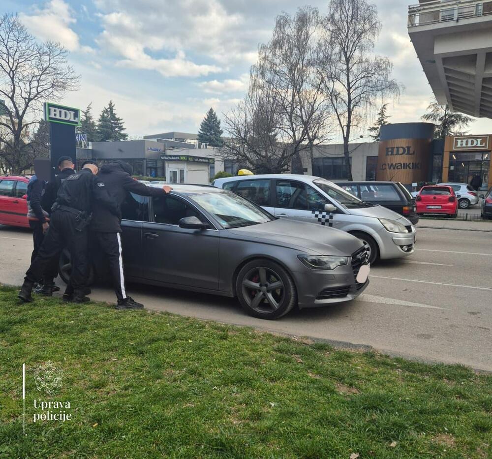 <p>"Policija će, ukoliko bude pokušaja narušavanja javnog reda i mira, preduzimati i represivne mjere i radnje radi sprječavanja izazivanja incidenata, izazvanja nereda ili vršenja krivičnih djela", zaključuje se u saopštenju Uprave policije (UP)</p>