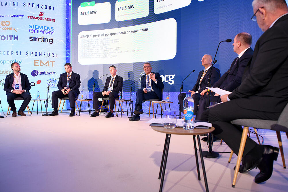 <p>Predsjednik Odbora direktora EPCG Milutin Đukanović je istakao da je EPCG u prethodne tri godine realizovao projekte vrijedne oko 220 miliona eura</p>