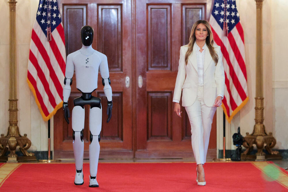 Humanoidni robot i Melanija Tramp, Foto: Reuters