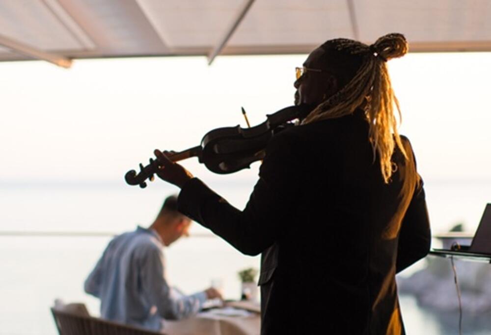 Live music, stunning view and delicious cuisine will delight all your senses