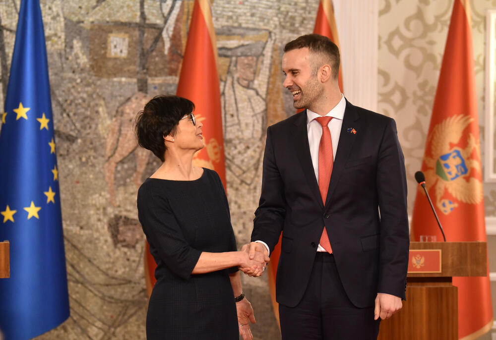 <p>Marta Kos je na konferenciji za medije sa predsjednikom Vlade Crne Gore Milojkom Spajićem, u vili "Gorica" u Podgorici, rekla da je prošle godine Crna Gora napredovala i da daje snažan primjer državama u regionu.</p>