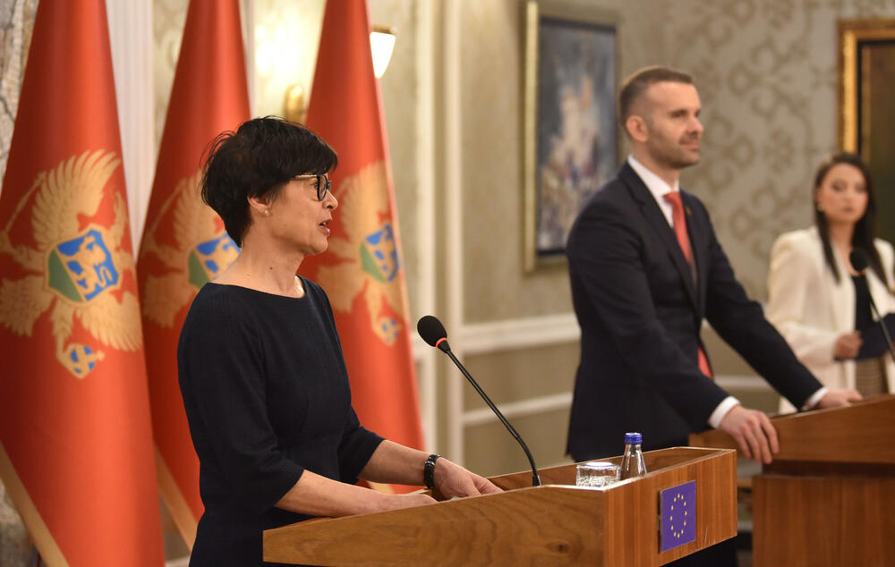 <p>Marta Kos je na konferenciji za medije sa predsjednikom Vlade Crne Gore Milojkom Spajićem, u vili "Gorica" u Podgorici, rekla da je prošle godine Crna Gora napredovala i da daje snažan primjer državama u regionu.</p>