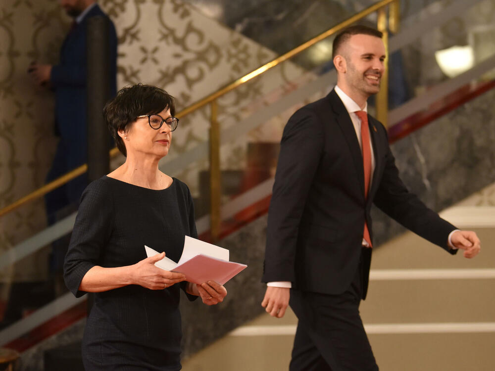 <p>Marta Kos je na konferenciji za medije sa predsjednikom Vlade Crne Gore Milojkom Spajićem, u vili "Gorica" u Podgorici, rekla da je prošle godine Crna Gora napredovala i da daje snažan primjer državama u regionu.</p>