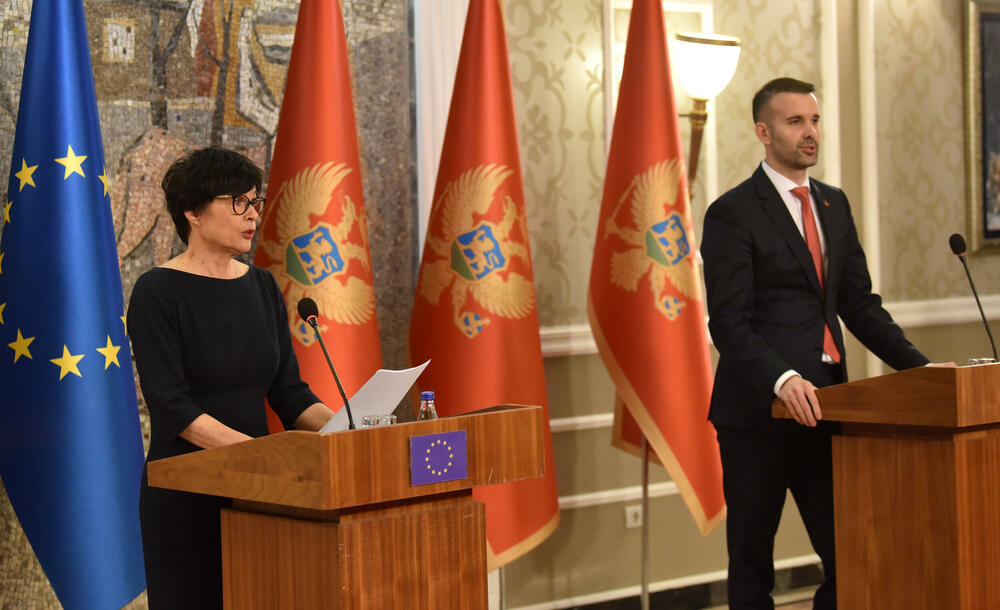 <p>Marta Kos je na konferenciji za medije sa predsjednikom Vlade Crne Gore Milojkom Spajićem, u vili "Gorica" u Podgorici, rekla da je prošle godine Crna Gora napredovala i da daje snažan primjer državama u regionu.</p>