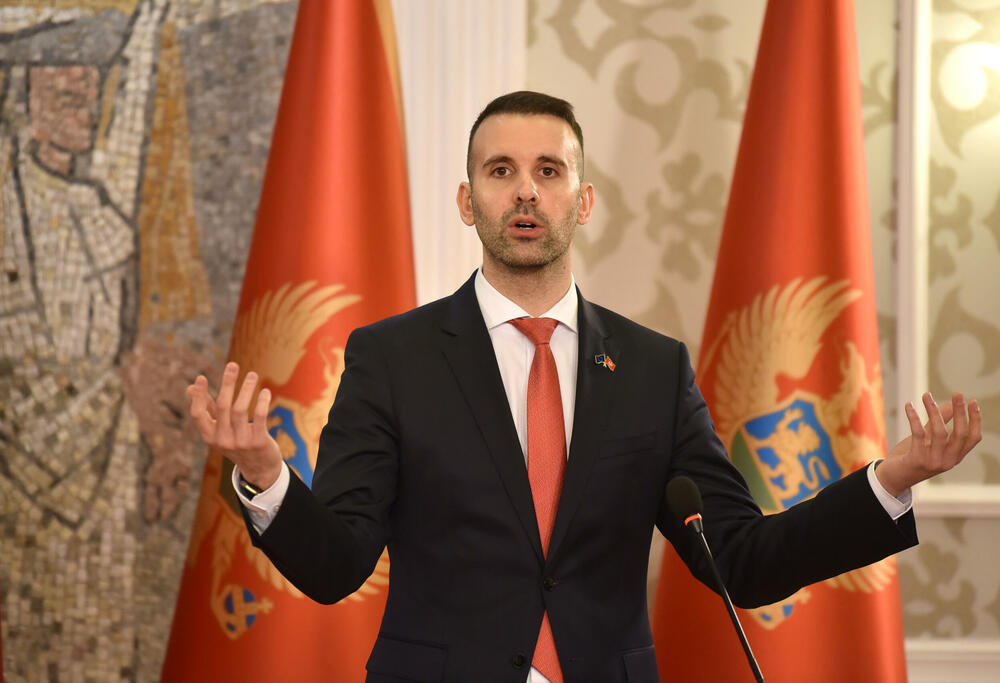 <p>Marta Kos je na konferenciji za medije sa predsjednikom Vlade Crne Gore Milojkom Spajićem, u vili "Gorica" u Podgorici, rekla da je prošle godine Crna Gora napredovala i da daje snažan primjer državama u regionu.</p>