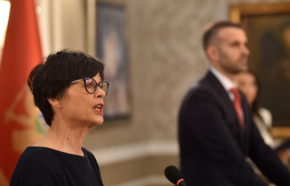<p>Marta Kos je na konferenciji za medije sa predsjednikom Vlade Crne Gore Milojkom Spajićem, u vili "Gorica" u Podgorici, rekla da je prošle godine Crna Gora napredovala i da daje snažan primjer državama u regionu.</p>