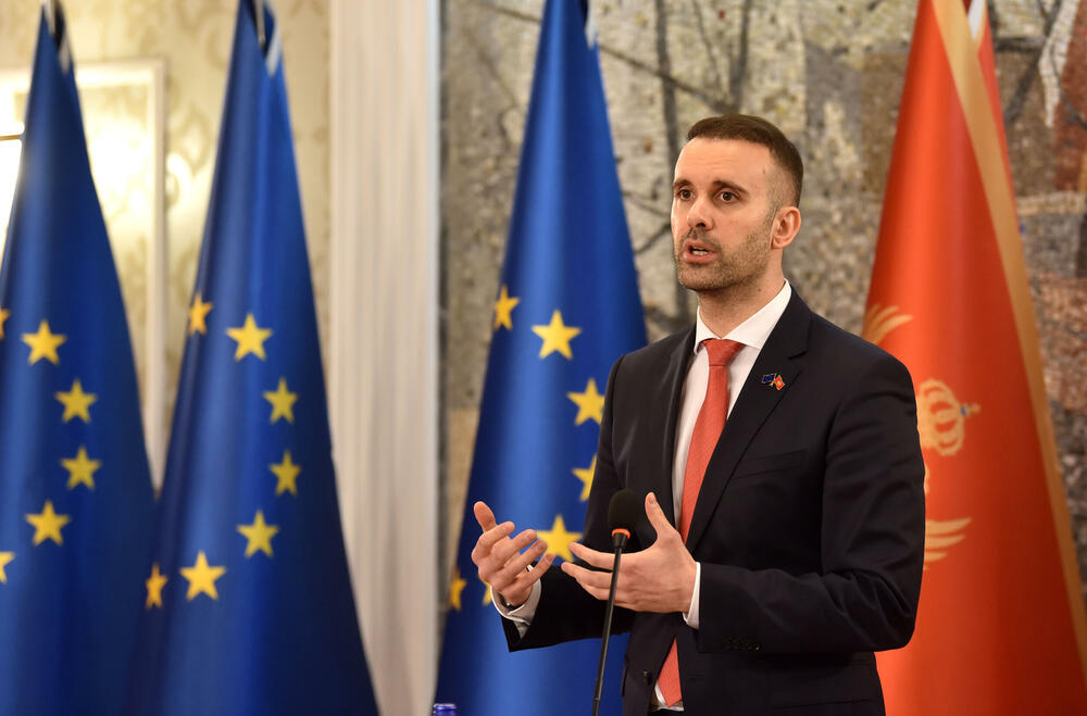 <p>Marta Kos je na konferenciji za medije sa predsjednikom Vlade Crne Gore Milojkom Spajićem, u vili "Gorica" u Podgorici, rekla da je prošle godine Crna Gora napredovala i da daje snažan primjer državama u regionu.</p>