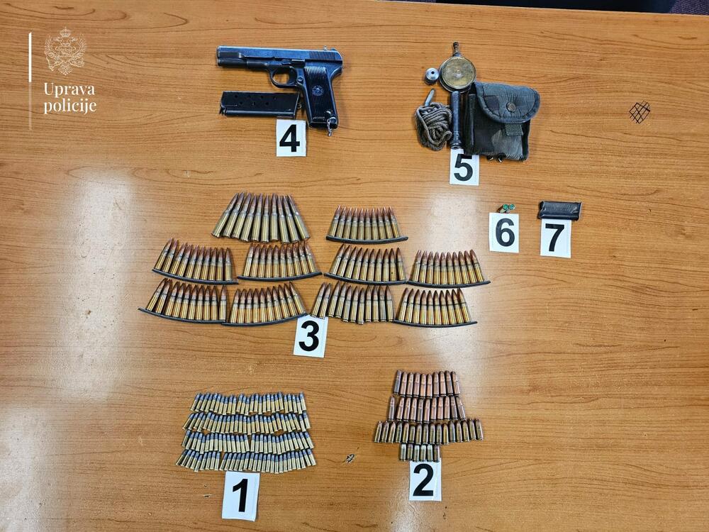 Berane: Kod policijskog službenika pronađeno oružje i municiju u...