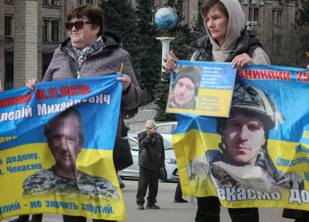 Rodbina i prijatelji ukrajinskih vojnika u Kijevu 25. marta