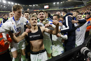 "Poljem se širi miris ljiljana...": Ovako su Džeko i drugovi...