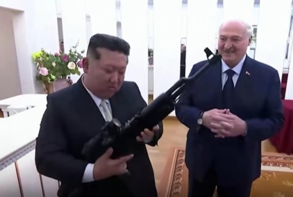 Lukašenko poklonio Kim Džong Unu pušku: "Za svaki slučaj ako se...