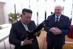 Lukašenko poklonio Kim Džong Unu pušku: "Za svaki slučaj ako se...