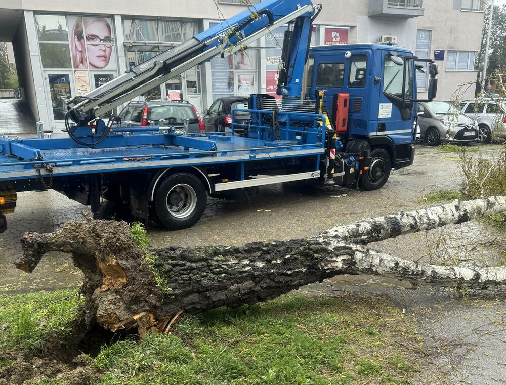 <p>Među ostalim, oštećen je i krov na Košarkaškom centru Dražen Petrović, kao i dio nadstrešnice iznad hitnog bolničkog prijama Kliničkog bolničkog centra Zagreb, ali nije bilo povrijeđenih.</p>