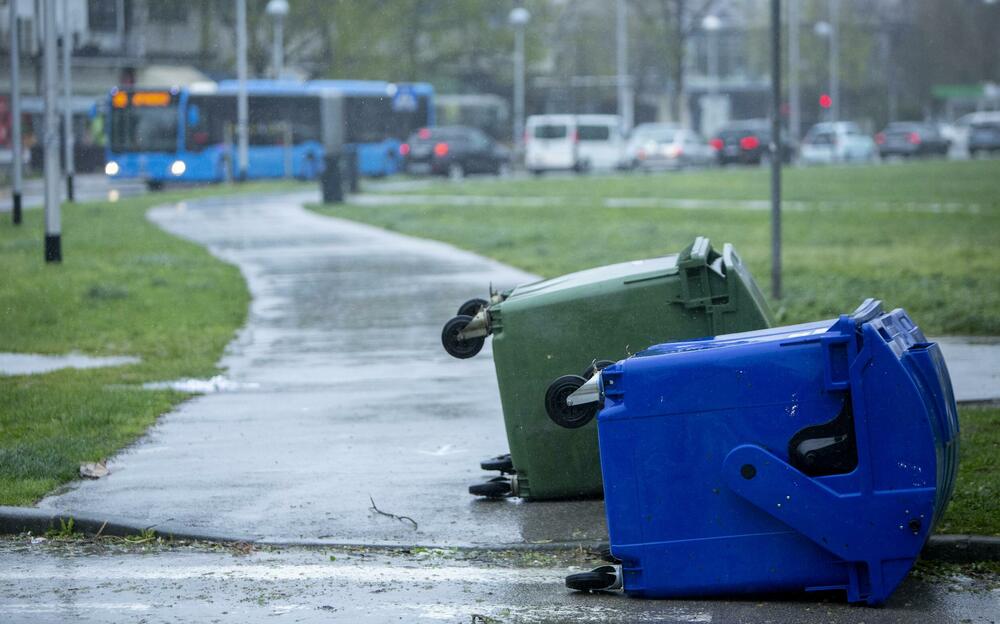 U nevremenu u Zagrebu povrijeđeno nekoliko osoba, među njima jedno...