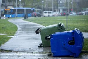 U nevremenu u Zagrebu povrijeđeno nekoliko osoba, među njima jedno...