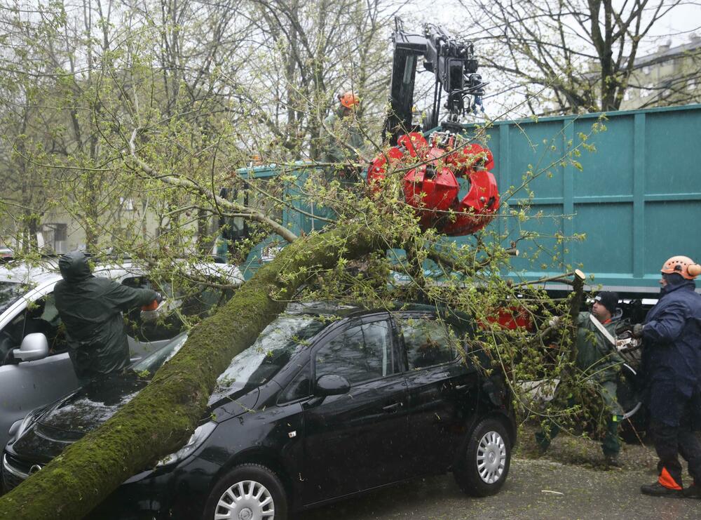 <p>Među ostalim, oštećen je i krov na Košarkaškom centru Dražen Petrović, kao i dio nadstrešnice iznad hitnog bolničkog prijama Kliničkog bolničkog centra Zagreb, ali nije bilo povrijeđenih.</p>