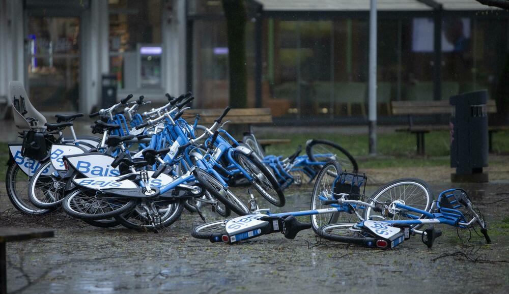 <p>Među ostalim, oštećen je i krov na Košarkaškom centru Dražen Petrović, kao i dio nadstrešnice iznad hitnog bolničkog prijama Kliničkog bolničkog centra Zagreb, ali nije bilo povrijeđenih.</p>