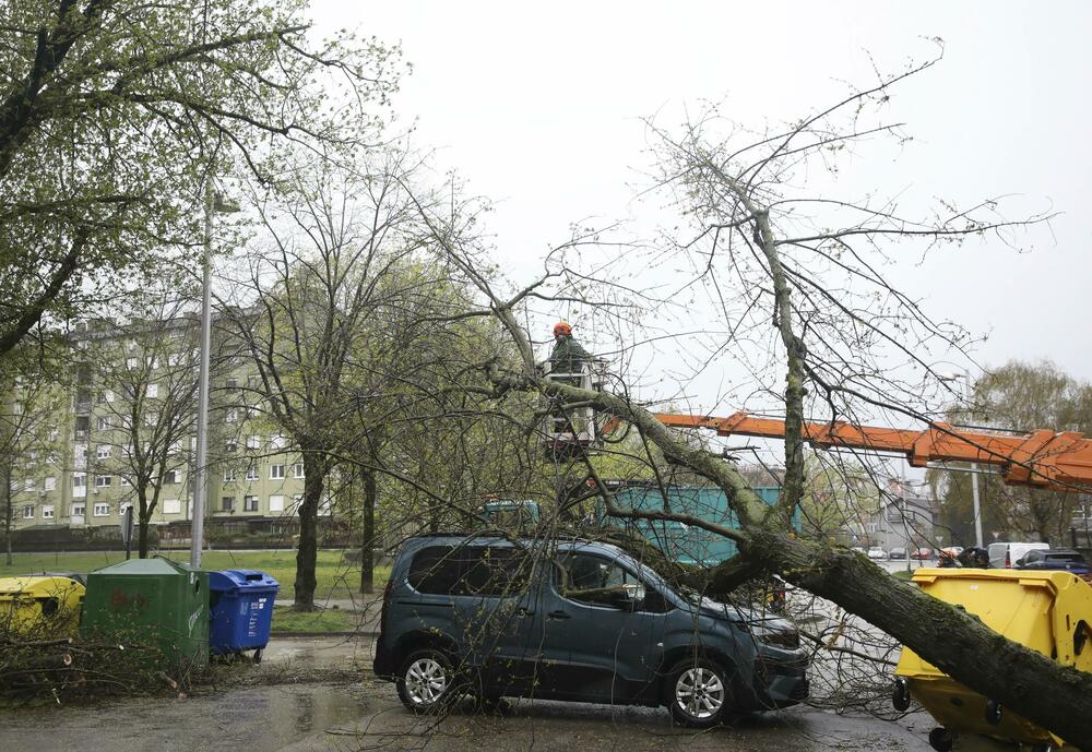 <p>Među ostalim, oštećen je i krov na Košarkaškom centru Dražen Petrović, kao i dio nadstrešnice iznad hitnog bolničkog prijama Kliničkog bolničkog centra Zagreb, ali nije bilo povrijeđenih.</p>