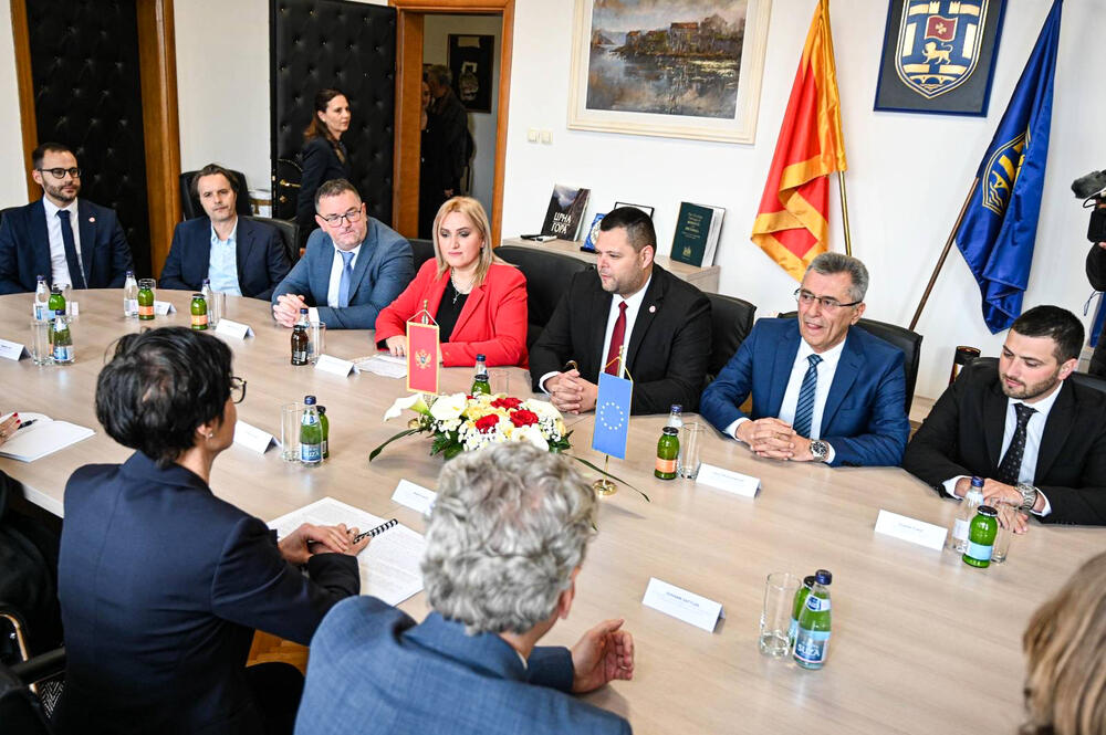 <p>Iz Opštine Nikšić je saopšteno da je predsjednik Marko Kovačević upriličio prijem za evropsku komesarku za proširenje Martu Kos, sa kojom je, kako se navodi, razgovarao o razvojnim planovima Opštine, kao i o važnoj ulozi lokalnih zajednica u procesu pristupanja Crne Gore Evropskoj uniji (EU), naročito imajući u vidu činjenicu da je Nikšić proglašen za Evropsku prijestonicu kulture 2030. godine</p>