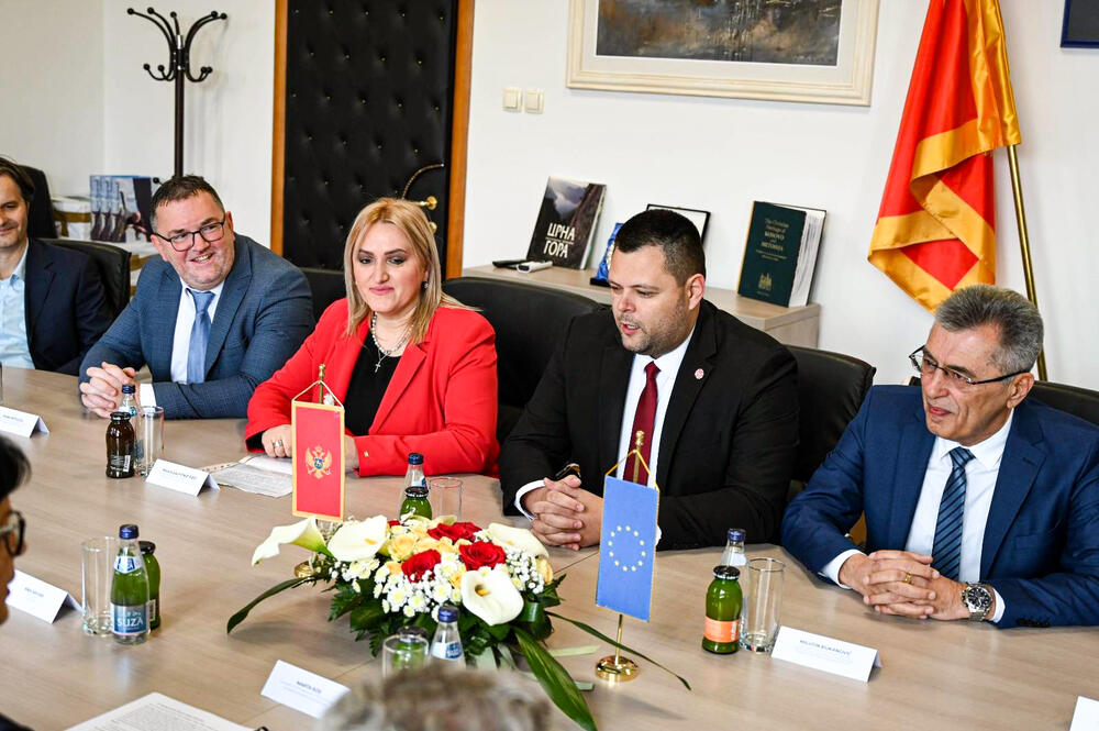 <p>Iz Opštine Nikšić je saopšteno da je predsjednik Marko Kovačević upriličio prijem za evropsku komesarku za proširenje Martu Kos, sa kojom je, kako se navodi, razgovarao o razvojnim planovima Opštine, kao i o važnoj ulozi lokalnih zajednica u procesu pristupanja Crne Gore Evropskoj uniji (EU), naročito imajući u vidu činjenicu da je Nikšić proglašen za Evropsku prijestonicu kulture 2030. godine</p>