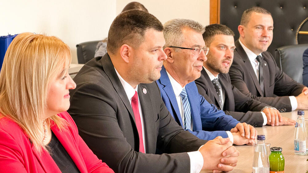 <p>Iz Opštine Nikšić je saopšteno da je predsjednik Marko Kovačević upriličio prijem za evropsku komesarku za proširenje Martu Kos, sa kojom je, kako se navodi, razgovarao o razvojnim planovima Opštine, kao i o važnoj ulozi lokalnih zajednica u procesu pristupanja Crne Gore Evropskoj uniji (EU), naročito imajući u vidu činjenicu da je Nikšić proglašen za Evropsku prijestonicu kulture 2030. godine</p>