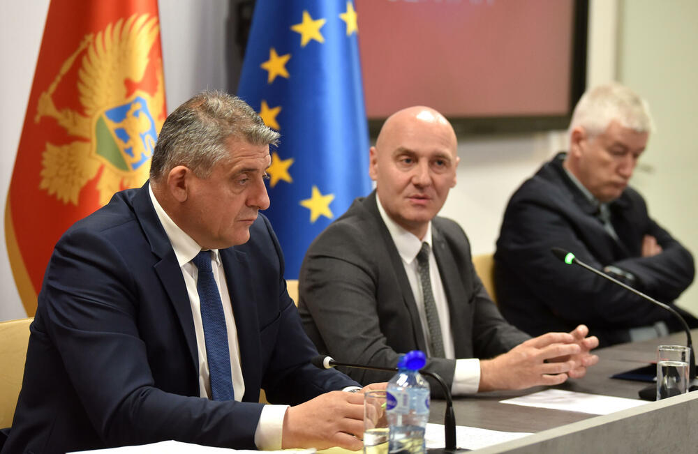 <p>Državni sekretar Ministarstva unutrašnjih poslova (MUP) Novica Obradović je na konferenciji za medije povodom do sada preduzetih aktivnosti na kontroli biračkog spiska, rekao da je ministar unutrašnjih poslova Danilo Šaranović u februaru prošle godine oformio radnu grupu koja se bavi kontrolom biračkog spiska</p>