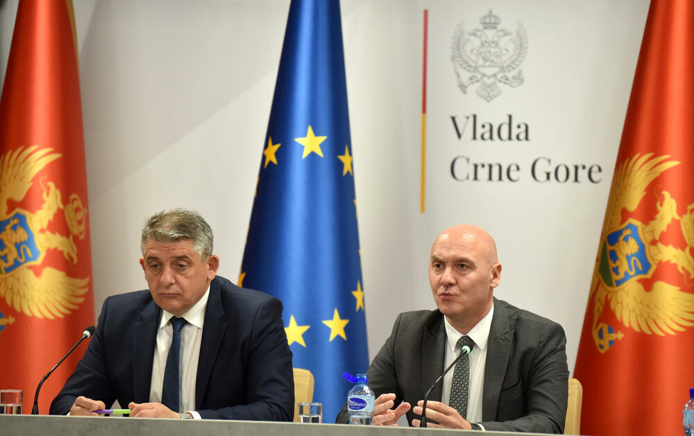 <p>Državni sekretar Ministarstva unutrašnjih poslova (MUP) Novica Obradović je na konferenciji za medije povodom do sada preduzetih aktivnosti na kontroli biračkog spiska, rekao da je ministar unutrašnjih poslova Danilo Šaranović u februaru prošle godine oformio radnu grupu koja se bavi kontrolom biračkog spiska</p>