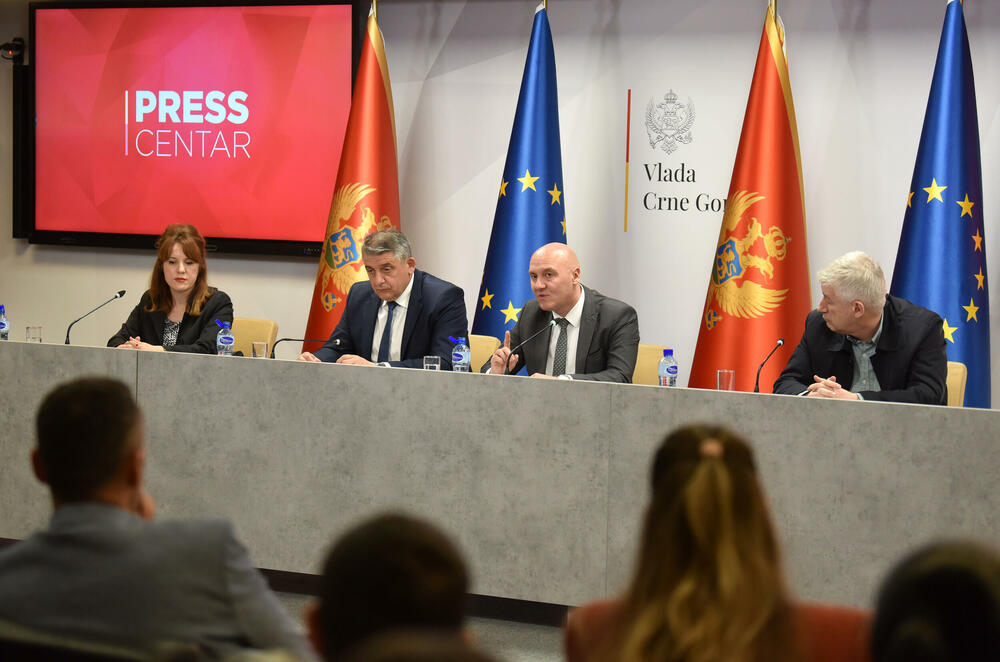 <p>Državni sekretar Ministarstva unutrašnjih poslova (MUP) Novica Obradović je na konferenciji za medije povodom do sada preduzetih aktivnosti na kontroli biračkog spiska, rekao da je ministar unutrašnjih poslova Danilo Šaranović u februaru prošle godine oformio radnu grupu koja se bavi kontrolom biračkog spiska</p>