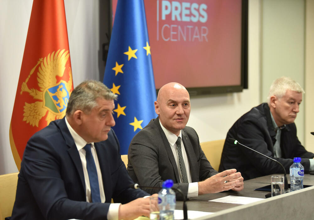 <p>Državni sekretar Ministarstva unutrašnjih poslova (MUP) Novica Obradović je na konferenciji za medije povodom do sada preduzetih aktivnosti na kontroli biračkog spiska, rekao da je ministar unutrašnjih poslova Danilo Šaranović u februaru prošle godine oformio radnu grupu koja se bavi kontrolom biračkog spiska</p>