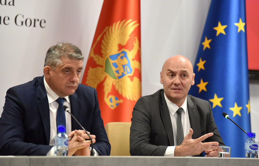 <p>Državni sekretar Ministarstva unutrašnjih poslova (MUP) Novica Obradović je na konferenciji za medije povodom do sada preduzetih aktivnosti na kontroli biračkog spiska, rekao da je ministar unutrašnjih poslova Danilo Šaranović u februaru prošle godine oformio radnu grupu koja se bavi kontrolom biračkog spiska</p>